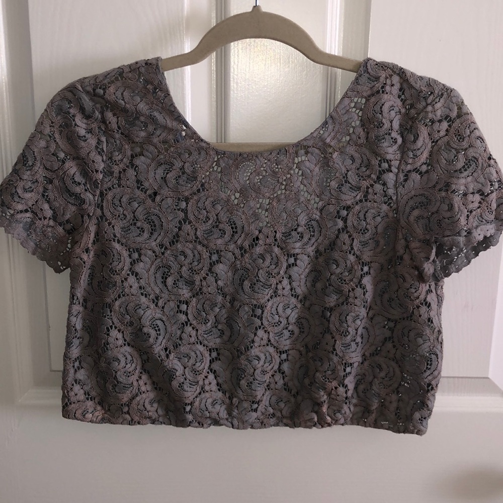 Nice crop top, with pattern and short sleeve